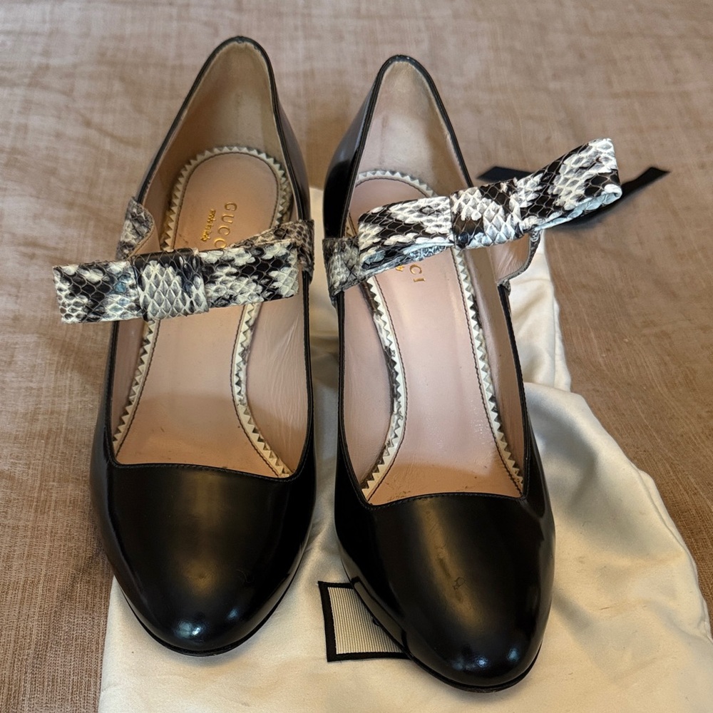 Gucci Black Heels with Snake Print Bow